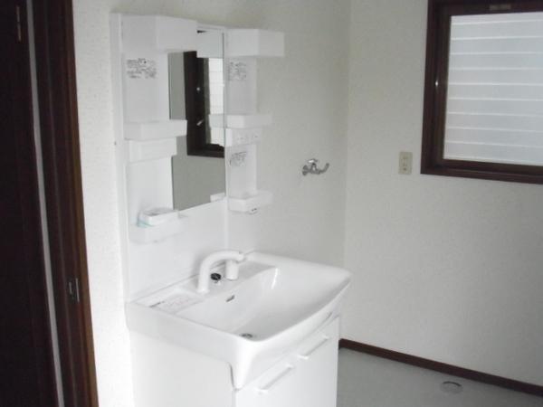 Wash basin, toilet. Wash