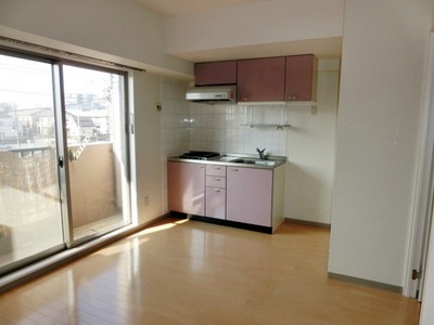 Living and room. It is bright LDK on the balcony side. 