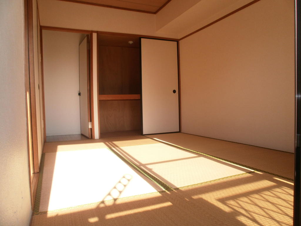 Other room space. Japanese-style room 6 quires + storage