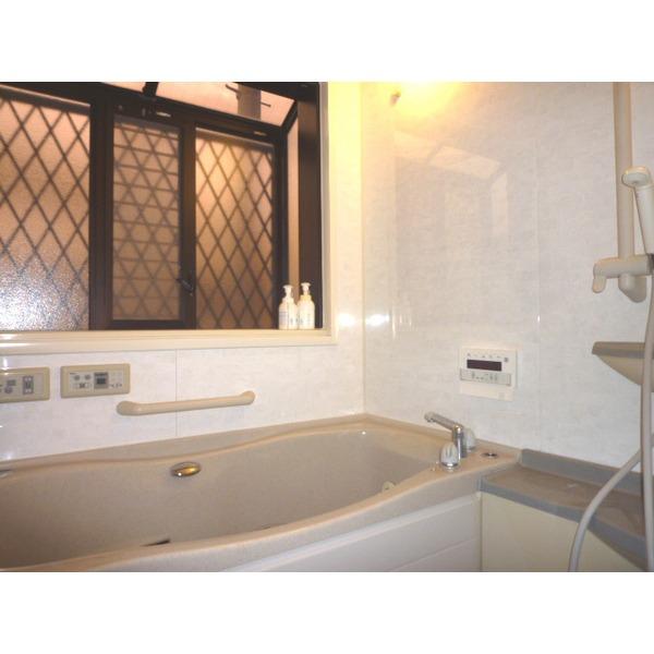 Bathroom. 1620 type large bathroom