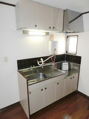 Kitchen. Two-burner gas stove can be installed