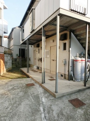 Entrance. The first floor of a shared corridor