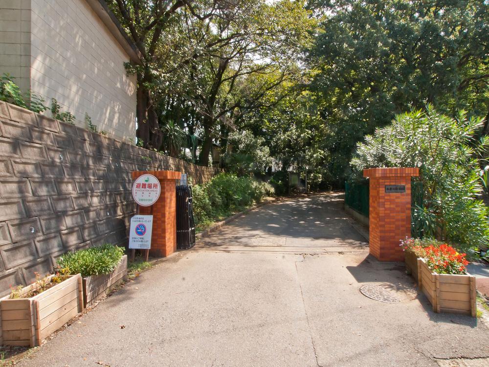 Junior high school. 1633m to the Chiba Municipal Kasori junior high school