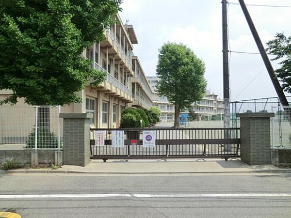 Junior high school. Tsubakimori 19-minute walk from the 1500m junior high school until junior high school.