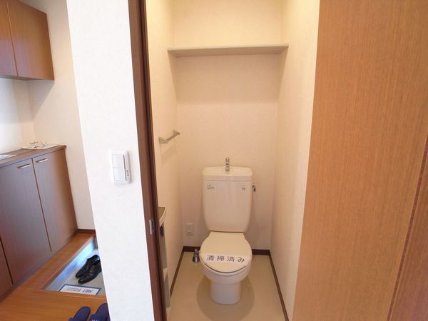 Toilet. Photo: 103, Room