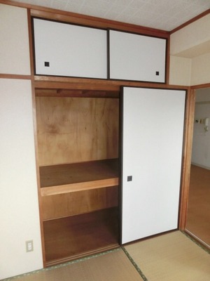 Receipt. Closet of the Japanese-style room is located minutes between 1.