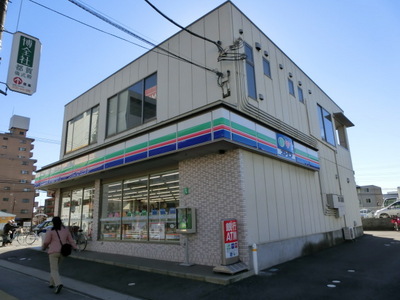 Convenience store. Three F (convenience store) up to 100m