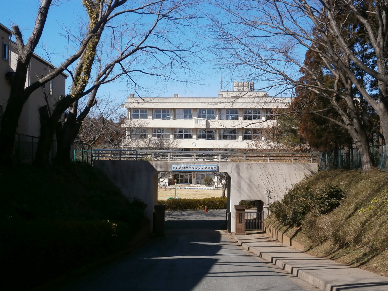 Primary school. 968m to the Chiba Municipal source of elementary school (elementary school)