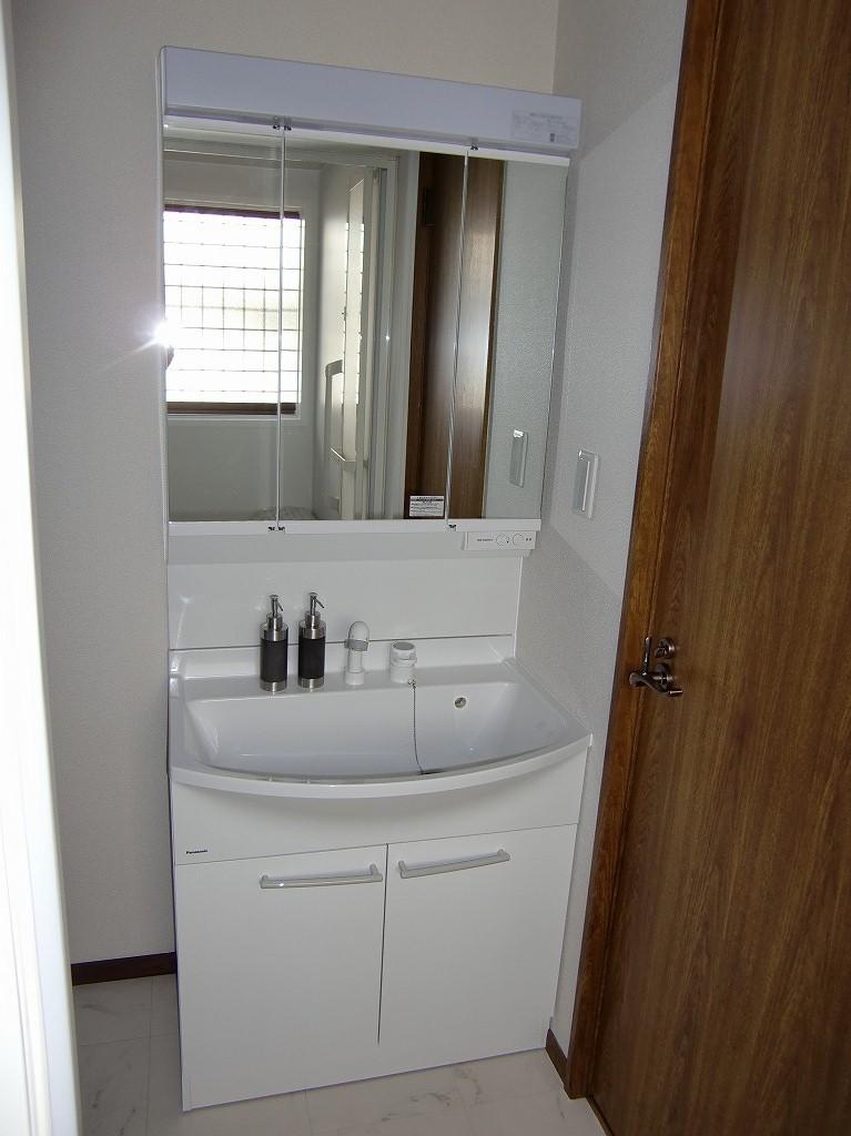 Wash basin, toilet. Shampoo dresser new