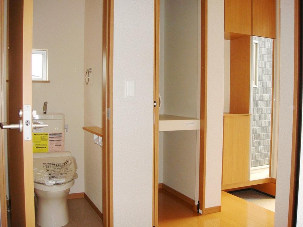 Receipt. 12 Building Cupboard with mirror ・ Entrance storage ・ toilet