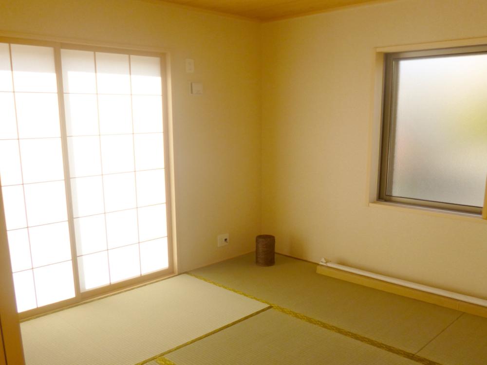 Non-living room. Japanese-style room where you can relax comfortably, Storage is also attached firmly indoor (November 2013) Shooting