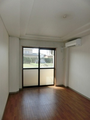 Living and room. Spacious 8.2 tatami rooms.