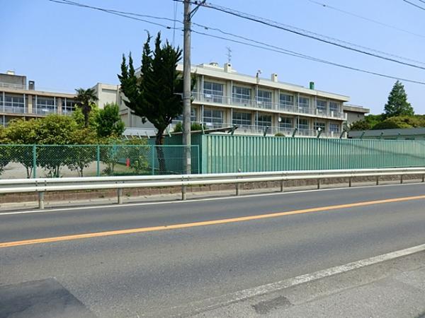 Primary school. A 15-minute walk from the 1200m elementary school to Wakamatsu elementary school.