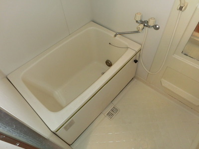 Bath. Tsui焚 possible bathroom.