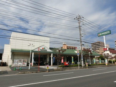 Supermarket. 100m until Maruetsu (super)