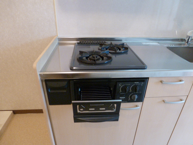 Kitchen. Two-burner stove ・ With grill