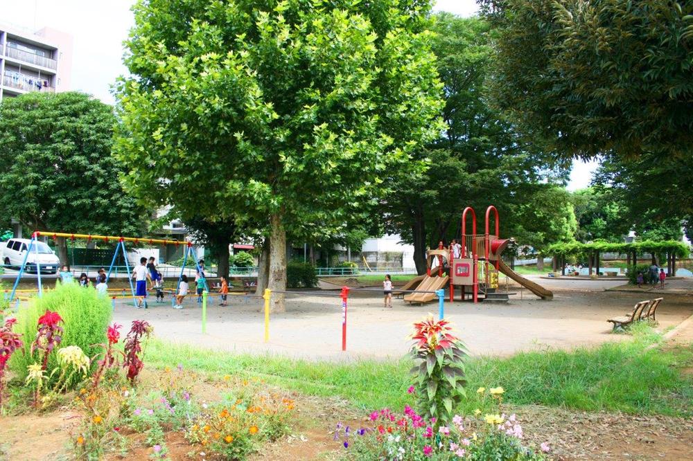 park. Toga is near the park from 140m subdivision until Nishikoen. There is also a playground equipment, Also play freely children. 