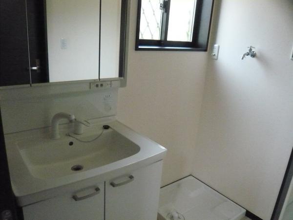 Wash basin, toilet