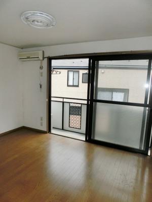 Living and room. Bright Western-style room at the top floor.