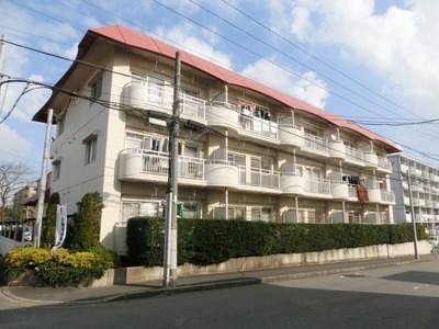 Building appearance. Elementary schools and is close convenience store.