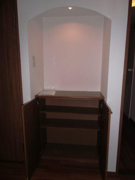 Other room space. Shelf of the entrance front Convenient to the installation of telephone and FAX