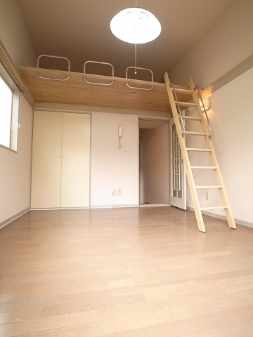 Living and room. Loft property that you can use the wide space