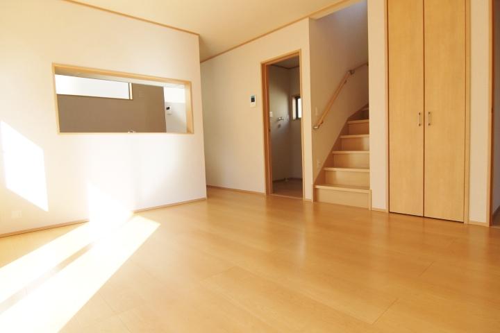 Living.  ■ Finished already ■ Is the living of 1 Building. This Ouchi is, It has adopted the popularity of living stairs