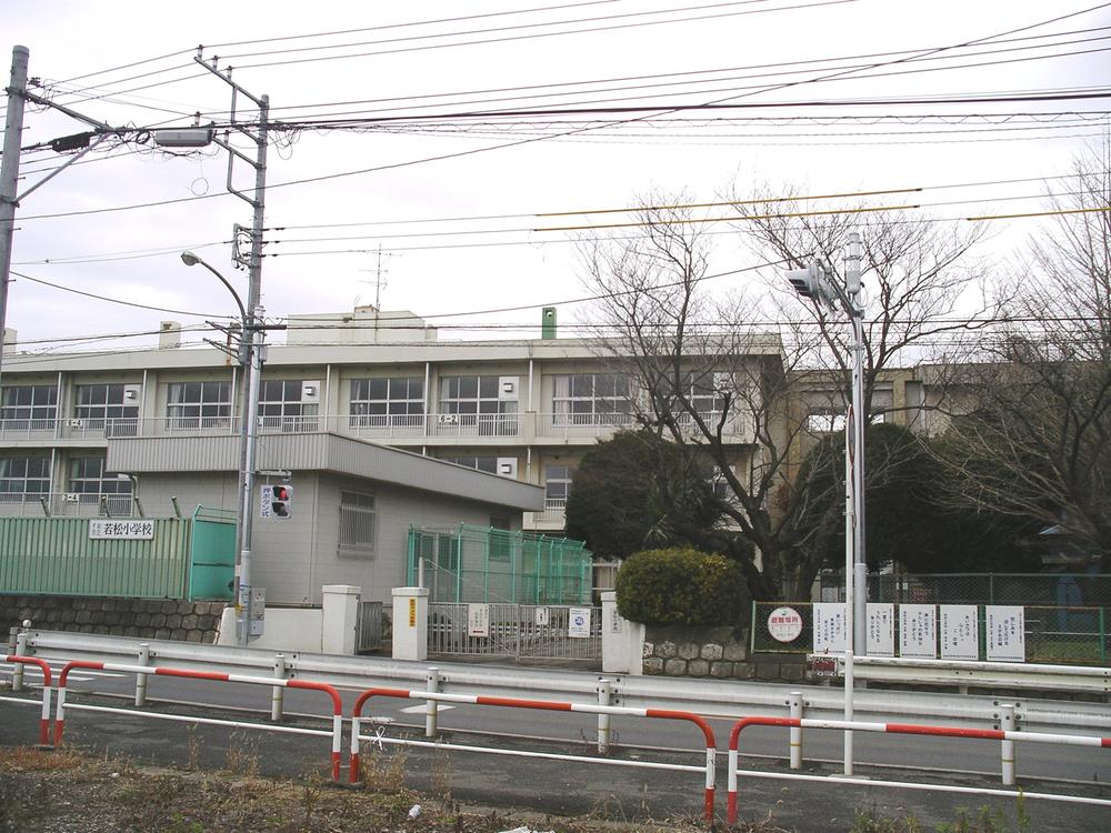 Primary school. 1558m to the Chiba Municipal Wakamatsu Elementary School