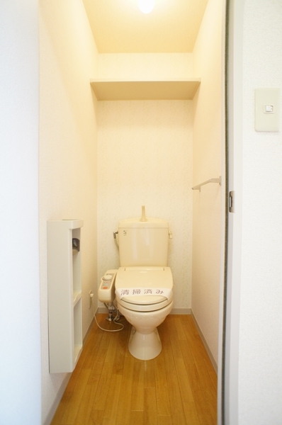 Toilet. Photos: No. 202 rooms