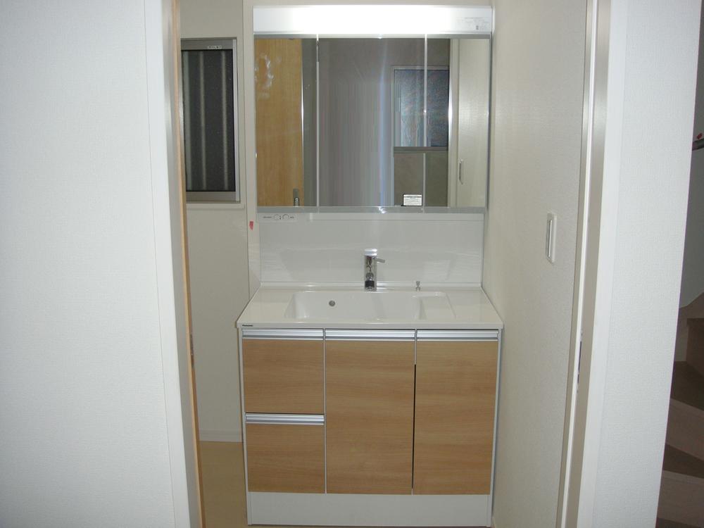 Wash basin, toilet. Building 2 Local (11 May 2013) Shooting