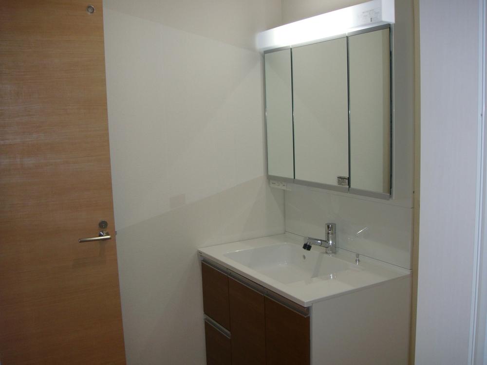 Wash basin, toilet. 1 Building Local (11 May 2013) Shooting