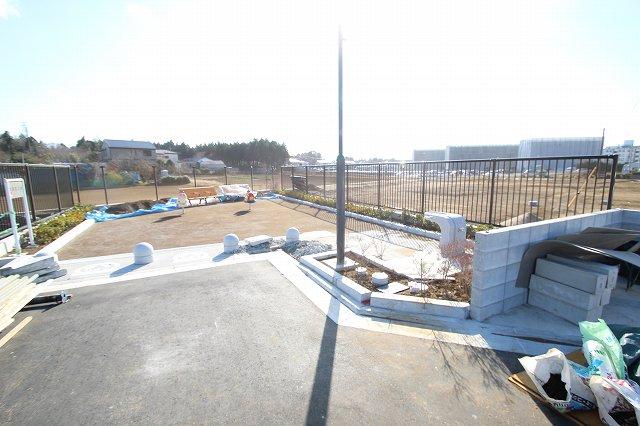 Local photos, including front road. Local (12 May 2013) Shooting