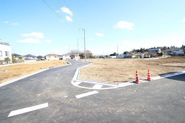 Local photos, including front road. Local (12 May 2013) Shooting