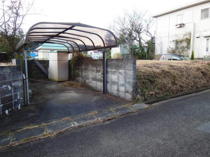 Garden. Site of sandwiched between two-compartment of the road