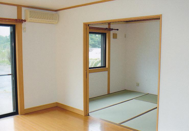 Living. Next to the Japanese-style, easy-to-use LDK
