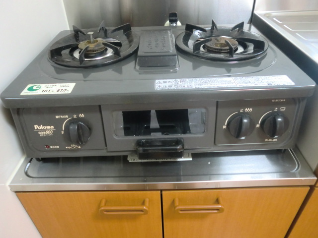 Other Equipment. It is with a gas stove (with 2-neck grill)