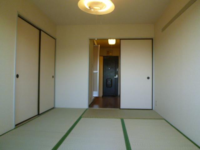 Living and room. Storage is a Japanese-style room with a single between the minute.