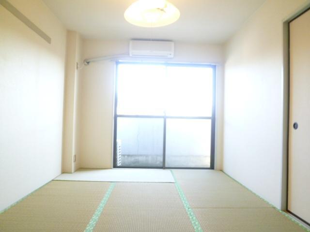 Living and room. Will be healed scent of new tatami.