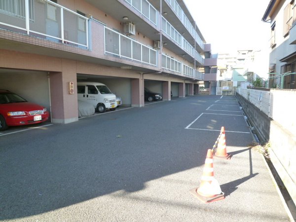 Parking lot. On-site fully equipped. ¥ is 10.000 yen.