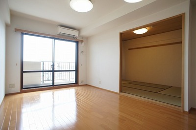 Living and room. Living is spacious 10 Pledge. Right is a Japanese-style room.