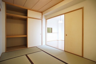 Living and room. Closet comes with the 6 quires of Japanese-style room.