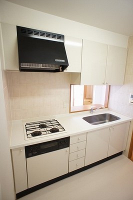 Kitchen. 3-neck gas stove, With grill. Living can be seen from the front of the water.