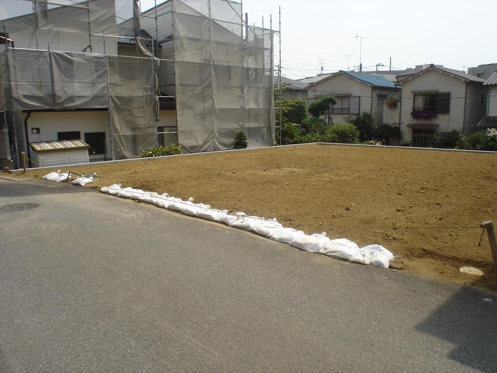 Local photos, including front road. Local (07 May 2013) Shooting.  And construction, Both next to the land became flat clean. 