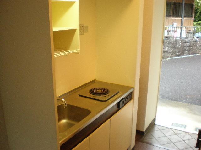 Kitchen. 1-neck electric stove equipped