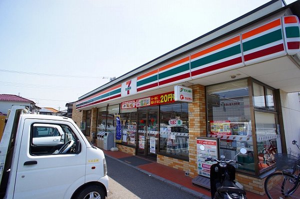 Convenience store. 900m to Seven-Eleven (convenience store)