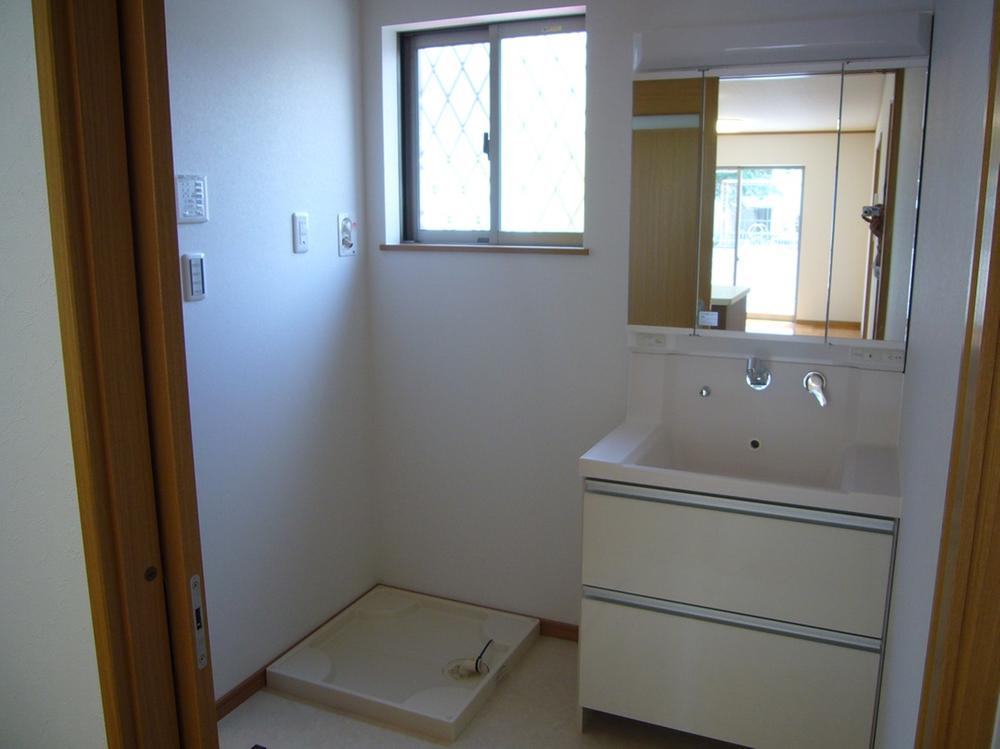 Wash basin, toilet. Indoor (10 May 2013) Shooting