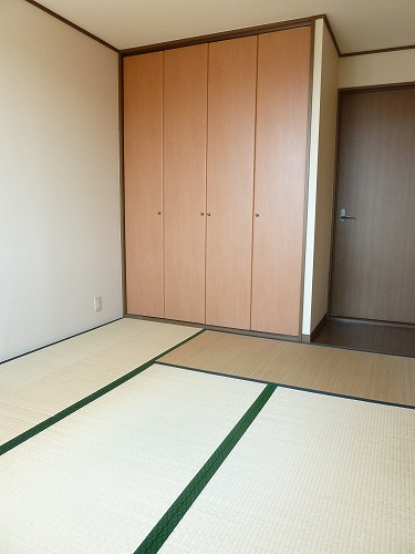 Other room space. Is a Japanese-style room. Storage is also large