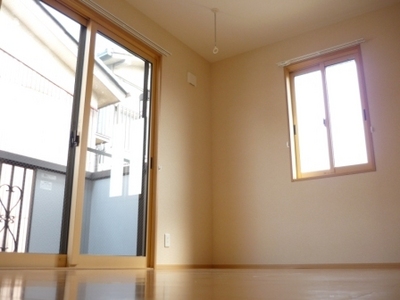 Living and room. It is a corner room ☆