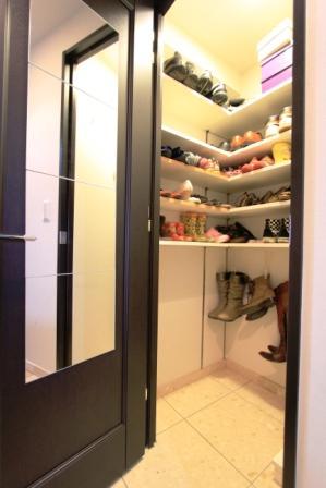 Receipt. There is a storage capacity, Your entrance also neat shoes closet!