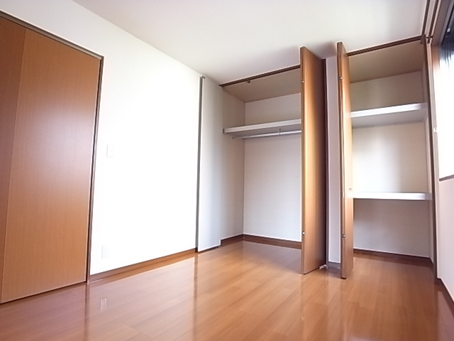 Living and room. Rooms are Katazuki clean, large storage